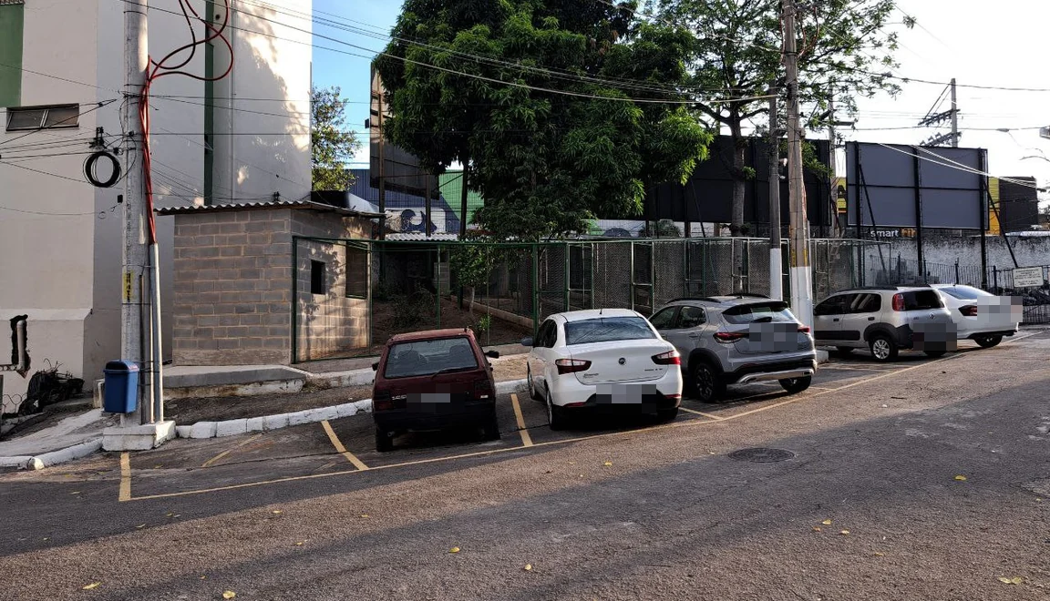 Foto das obras do gatil em execução na área comum do condomínio